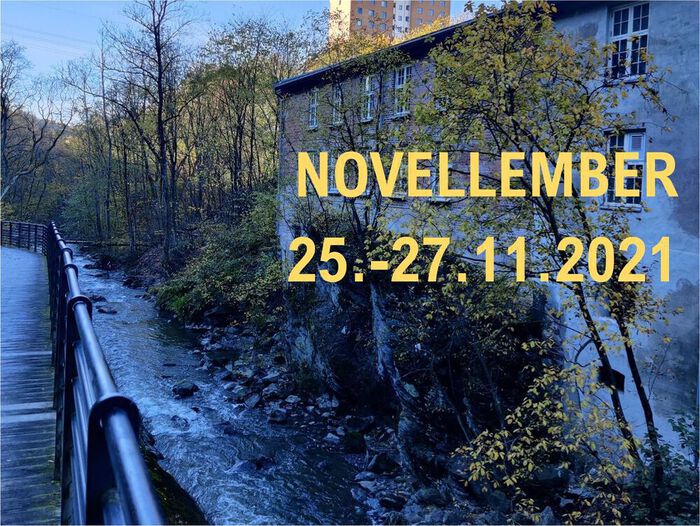 A walking path past a builing. Photo with the text: "Novellember 25.-27.2021".