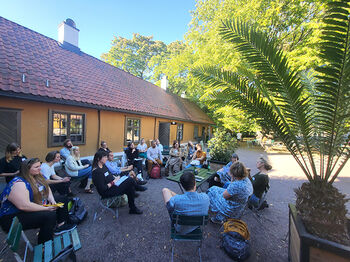 Outdoor teaching at the Botanical gardens
