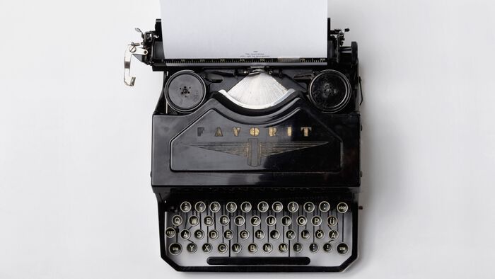 En gammel skrivemaskin. Foto.