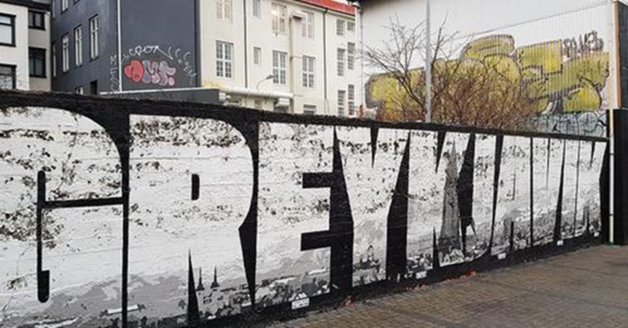 En tagget vegg der det står Reykjavik