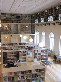 Omvisningen ved konserveringsstudiets enorme bibliotek, et høydepunkt for mange.