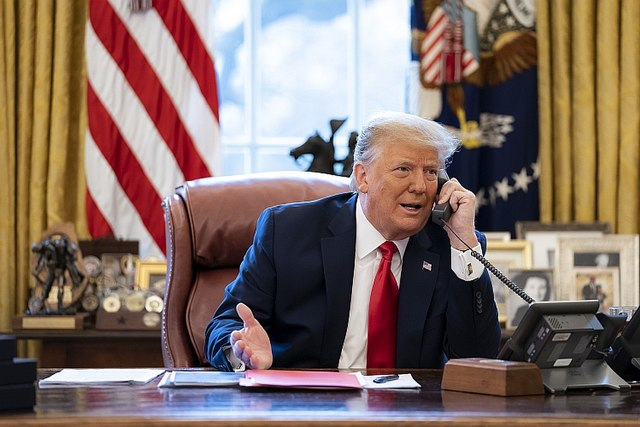 Bilde av Donalt Trump som snakker i telefonen mens han sitter ved skrivebordet i Det ovale kontor