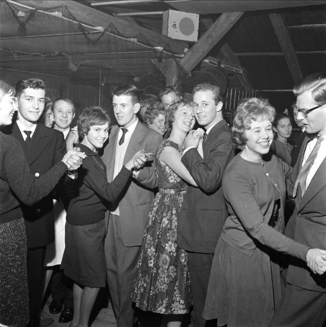 sort-hvitt foto, dansende par, 1950-tallet