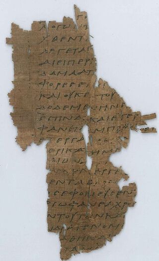 Ukjent opphavssted; slutten av 100-tallet eller begynnelsen av 200-tallet e.Kr.
Det aller første fragmentet fra Herodots 9. bok på papyrus. Fra en rull. Pent skrevet kopi i en formell, men ikke stiv håndskrift, en kalligrafisk skriftstil som har fått navnet ”formal mixed” eller ”severe style”. Teksten er for det meste i overensstemmelse med det tidligste middelaldermanuskriptet, Laurentianus plut. LXX (900-tallet e.Kr.). Adjektivet episêmon (l. 7) som noen moderne utgivere ville kaste ut som uekte, er med.&amp;#160;