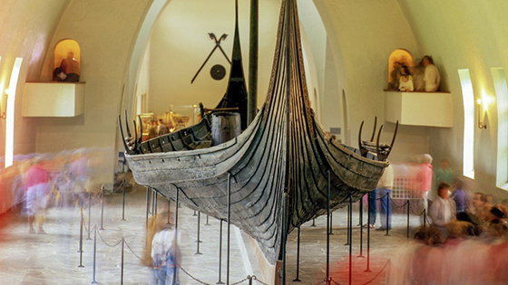 Viking ship seen from the front. Inndoor. Photo.