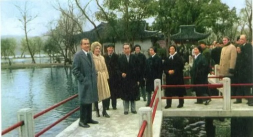 Nixon and Zhou on a tour of the West Lake (1972). Photo: http://china.eastday.com/c/20160904/u1a12053454_K26843.html.