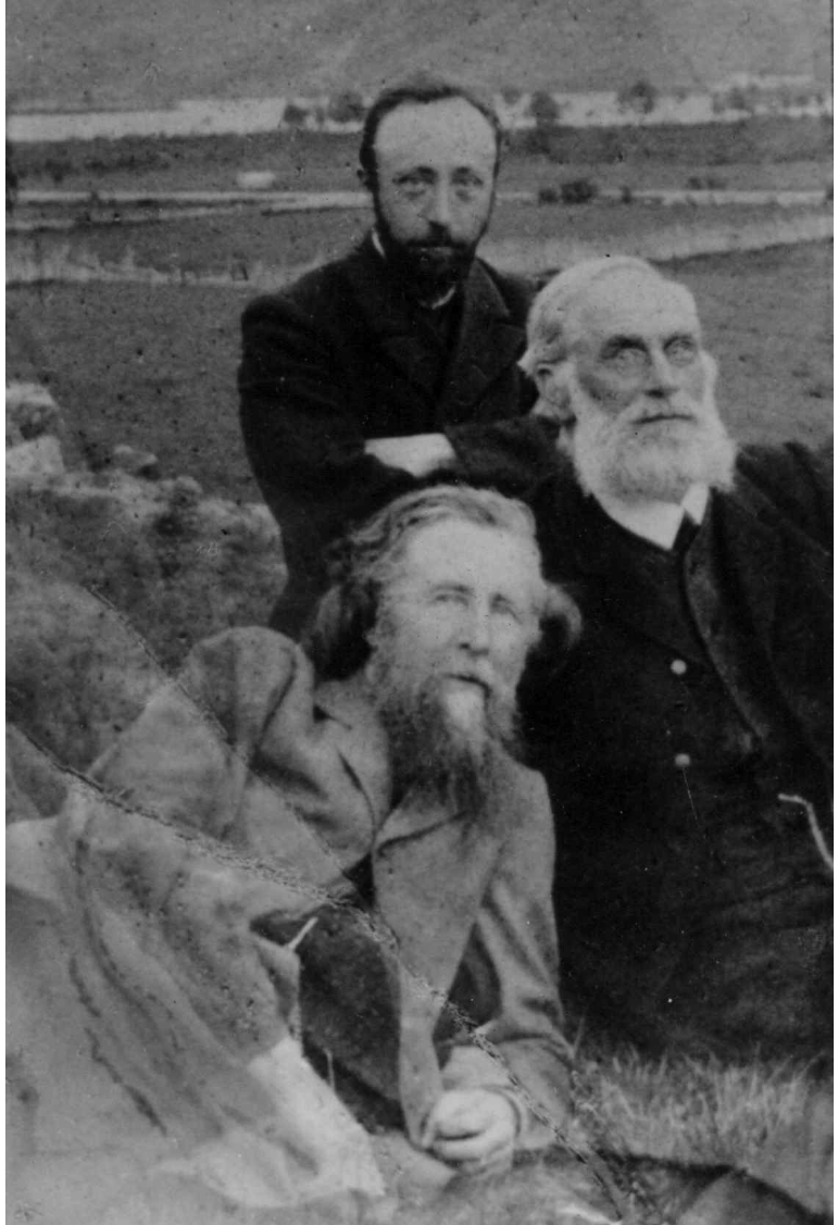 Svart-hvitt fotografi av tre medlemmer av Skard-familien.