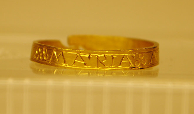 Gold ring with the inscription "Maria!
