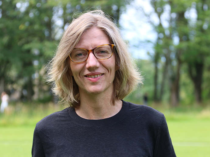 Portrait of Marit Grøtta on green background.