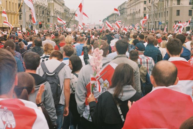 Folkemasse i Minsk kledd i rødt og hvitt. Foto
