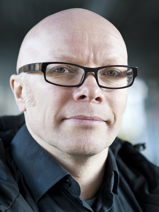 portrett av Øyvind Ihlen. Mann uten hår med briller.