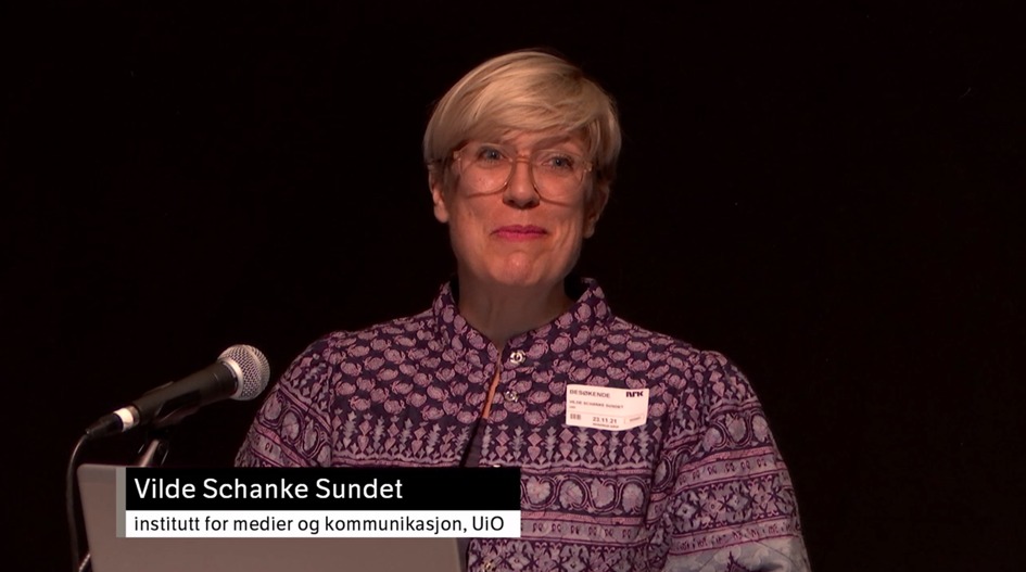 Bilde av Vilde Schanke Sundet på talestol foran mikrofon