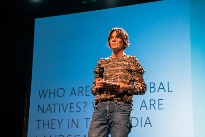 Marika Lüders presenterer Global Natives på Buster børnemediekonferanse. 