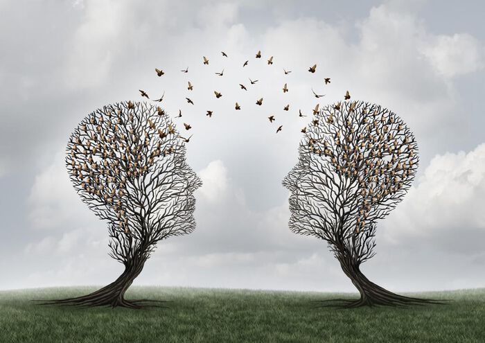 Bildet viser to trær som ser ut som hoder og blader som ser ut som fugler