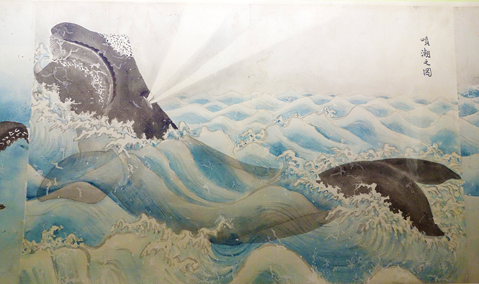 Et maleri av en hval som dukker opp over vannflaten.