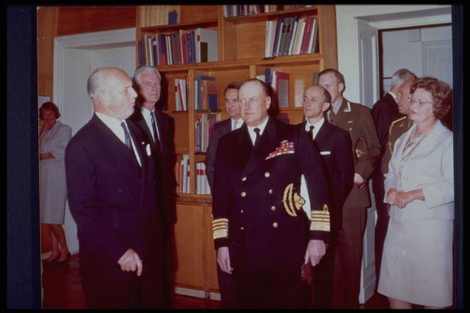 Kong Olav besøker Det norske institutt i Roma i 1967. Det er 8 personer i tillegg til kongen.