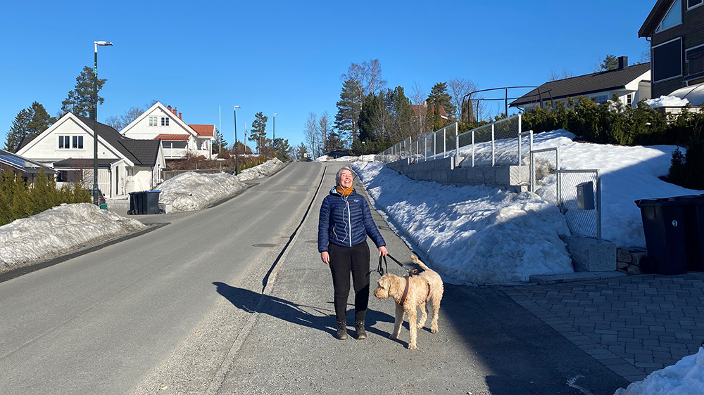 Foto av Hanne Hagtvedt Vik på tur med hund i villastrøk