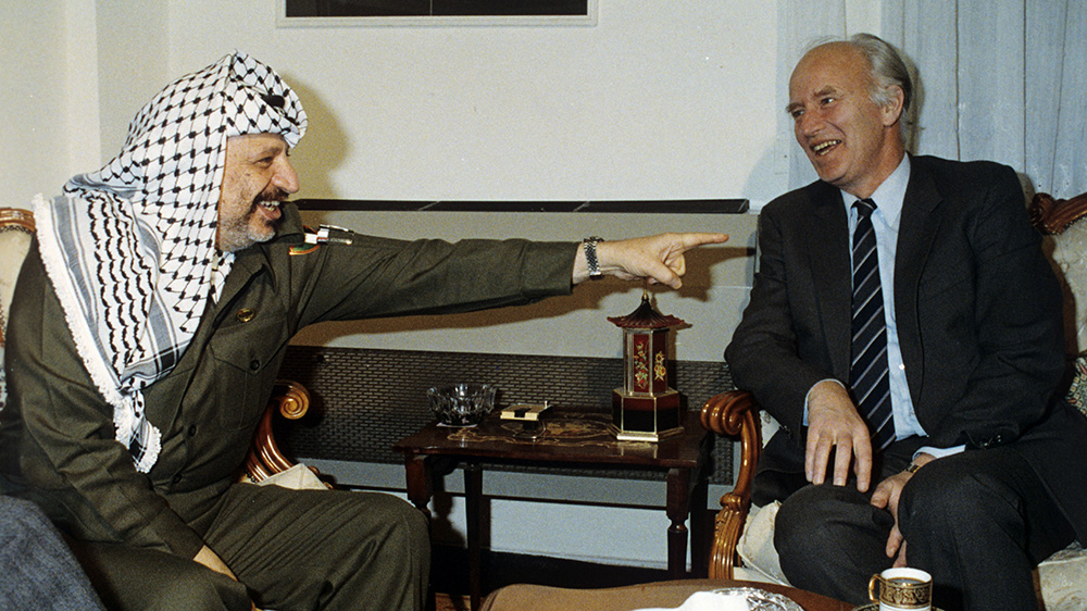 Yassir Arafat og Thorvald Stoltenberg i vennlig samtale. Mann med Palestina-skjerf på hodet og eldre mann.