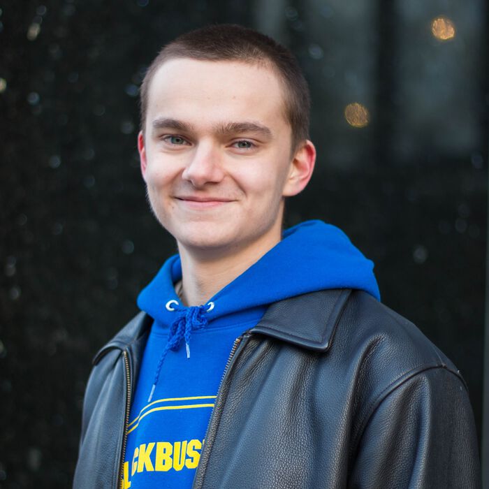 Bildet viser idehistorie-studenten Petter smilende foran UiO sitt hovedbibliotek på Blindern.