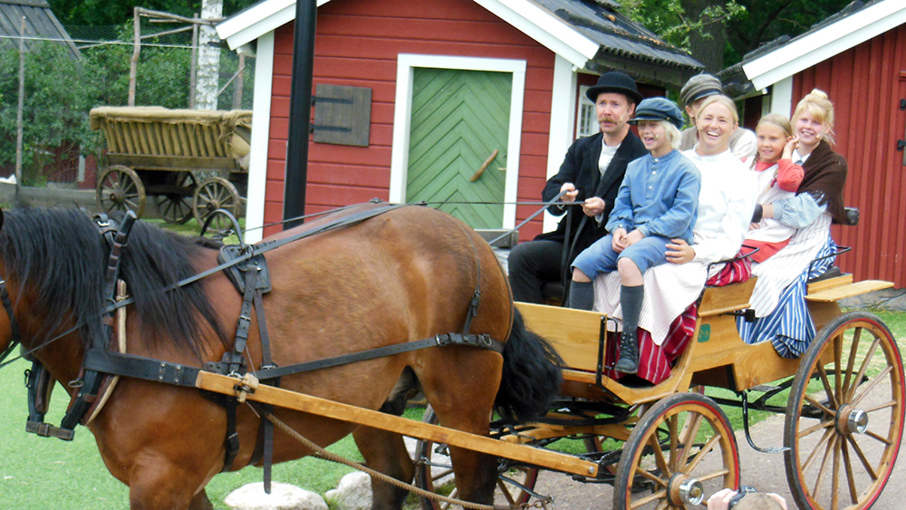 Emil i Lønneberget og familien som sitter i hest og kjerre