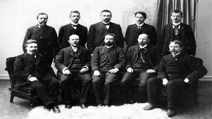 Gammelt svart-hvitt bilde som viser Arbeiderpartiets Stortingsgruppe fra 1906 til 1909